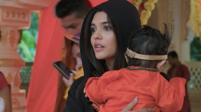 Akshara almost meets Abhimanyu, but destiny has some other plans. Akshara almost meets Abhimanyu, but destiny has some other plans.