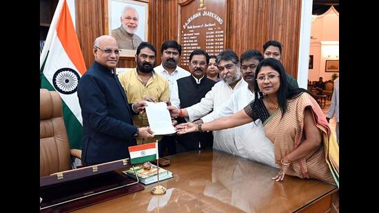 A delegation of UPA alliance meets Jharkhand governor Ramesh Bais to submit a memorandum at Raj Bhawan in Ranchi on Thursday. (ANI)