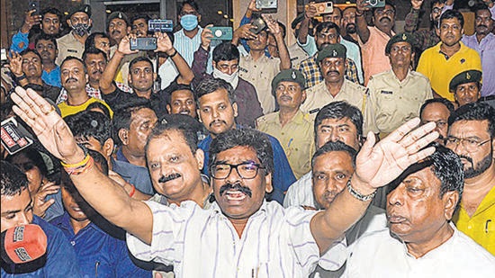 Ranchi: Jharkhand Chief Minister Hemant Soren addresses media after a state Cabinet meeting, in Ranchi, Thursday, Sept. 1, 2022. (PTI) Ranchi: Jharkhand Chief Minister Hemant Soren addresses media after a state Cabinet meeting, in Ranchi, Thursday, Sept. 1, 2022. (PTI)