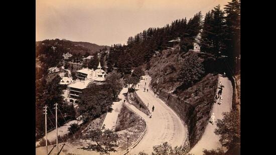A view of the raod to the telegraph office in Simla, the summer capital of British India in 1900. (HT Photo)