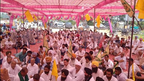Farmers block the road outside Ambala’s Naraingarh sugar mill, demanding release of pending payments. (HT Photo)