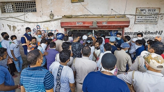 The majority of the liquor shops in Delhi were run by government corporations that pushed particular brands and offered an undignified store experience. (Amal KS/HT PHOTO)