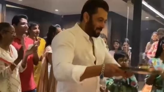 Salman Khan performed aarti on Ganesh Chaturthi.