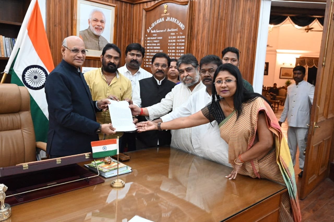 Jharkhand governor with UPA legislators at the Raj Bhavan. Jharkhand governor with UPA legislators at the Raj Bhavan. 