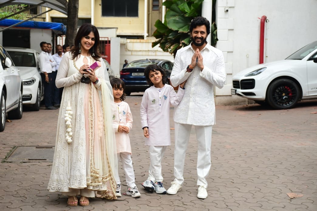 Riteish Deshmukh and Genelia D'Souza with their sons. (Pic: Varinder Chawla)