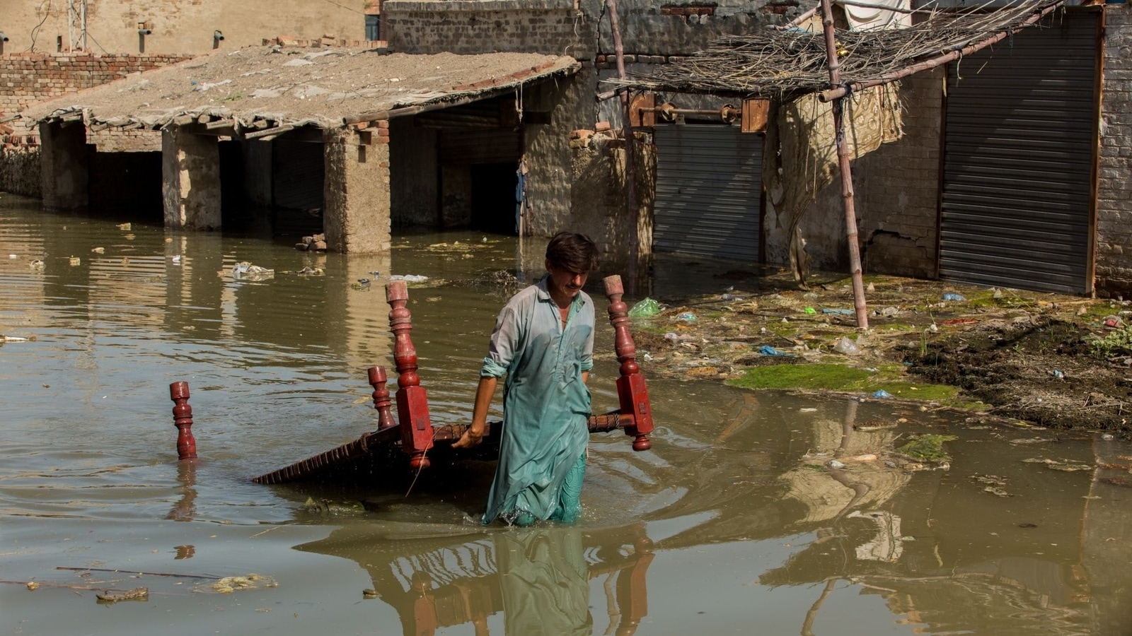 pakistan-floods-aid-pours-in-amid-massive-devastation-deaths-cross-1-200-mark