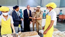 किचन में काम करने वाले लोग हर समय एप्रन और हेड गियर, ग्लव्स पहनते हैं।  (एचटी फोटो)