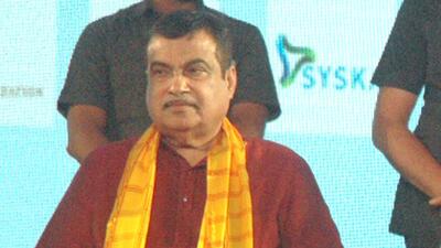 To address traffic jams at the automobile cluster in Chakan, Union minister for road transport and highways Nitin Gadkari on Friday proposed a three-deck highway from Nashik Phata to Khed. (HT)
