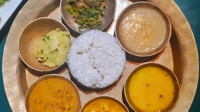 Khar (Assam): This vegetarian dish contains a unique alkaline ingredient that is made from the ashes of banana peel. This product adds a distinct flavour to the dish. You can prepare this with raw papaya, bottle gourd, dry Jasmin flower, doron bon xaak, fish head etc. (Instagram/@eatstreet.insta)
