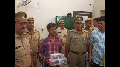 Accused Sanjay in police custody. (HT photo)