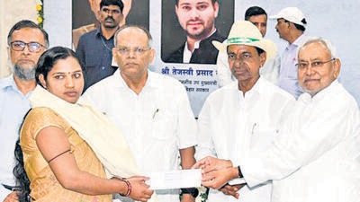 Telangana chief minister K Chandrasekhar Rao distributed ex gratia in Patna to families of 12 migrant workers who died in a fire accident in Hyderabad and to the kin of Galwan bravehearts. (HT Photo) Telangana chief minister K Chandrasekhar Rao distributed ex gratia in Patna to families of 12 migrant workers who died in a fire accident in Hyderabad and to the kin of Galwan bravehearts. (HT Photo)