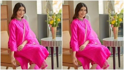 Karishma Tanna looked every bit gorgeous in a pink salwar with full sleeves and closed collars. She teamed it with a pair of pink trousers featuring embroidery details in golden resham threads at the ankles. Karishma added more festive vibes to her look with a pink dupatta with golden zari details at the borders. (Instagram/@karishmaktanna)