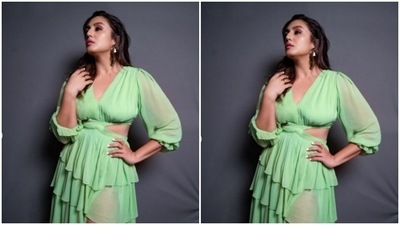 Styled by fashion stylist Sanam Ratansi, Huma wore her tresses open in wavy curls with a side part. (Instagram/@iamhumaq)