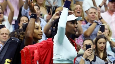 Serena (L) and Venus Williams (REUTERS)