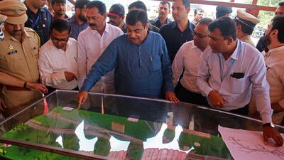 Union minister Nitin Gadkari on Friday visited Chandni chowk and instructed officials to speed-up demolition of the old bridge. (RAVINDRA JOSHI/HT) Union minister Nitin Gadkari on Friday visited Chandni chowk and instructed officials to speed-up demolition of the old bridge. (RAVINDRA JOSHI/HT)