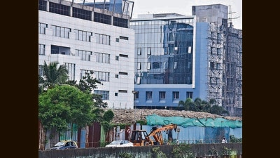 Construction debris and garbage being cleared near Ascend International School at Bandra-Kurla Complex (BKC) (Vijay Bate/HT Photo) Construction debris and garbage being cleared near Ascend International School at Bandra-Kurla Complex (BKC) (Vijay Bate/HT Photo)