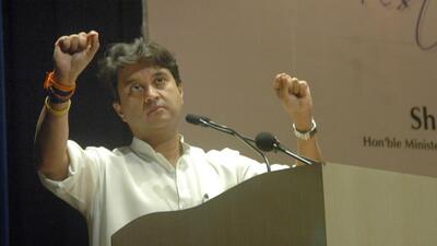 Union civil aviation and steel minister Jyotiraditya Scindia on Friday thanked union defence minister Rajnath Singh for giving Pune an additional 14 slots per day during prime time for civil flight operations. (HT) Union civil aviation and steel minister Jyotiraditya Scindia on Friday thanked union defence minister Rajnath Singh for giving Pune an additional 14 slots per day during prime time for civil flight operations. (HT)