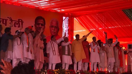 BJP president Jai Prakash Nadda, Haryana chief minister Manohar Lal Khattar and state unit chief OP Dhankar along with party leaders at the rally in Kaithal on Friday. (HT Photo)