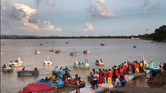 The maximum temperature went down from 35.4°C on Thursday to 34.5°C on Friday. Minimum temperature went down from 27.1°C on Thursday to 26.9°C on Friday in Chandigarh. (HT File) The maximum temperature went down from 35.4°C on Thursday to 34.5°C on Friday. Minimum temperature went down from 27.1°C on Thursday to 26.9°C on Friday in Chandigarh. (HT File)