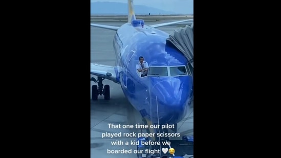 Pilot leans out of cockpit’s window to play 'rock, paper, and scissors ...