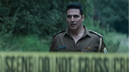 Akshay Kumar is refreshing as a cop in Cuttputlli.