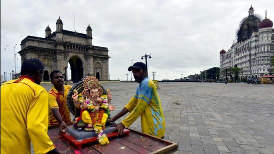 Mumbai, India - September 1, 2020: BMC staff carry the Lord Ganesha Idol for immersion during last day of immersion on Anant Chaturdashi at Gateway of India in Mumbai, India, on Tuesday, September 1, 2020. (Photo by Anshuman Poyrekar/Hindustan Times) (Anshuman Poyrekar/HT PHOTO)