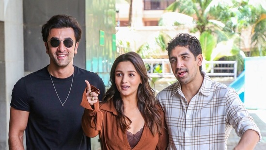 Ranbir Kapoor and Alia Bhatt with director Ayan Mukerji during the promotion of upcoming Hindi film Brahmastra.(PTI)