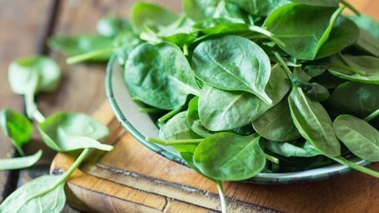 Spinach is rich in Vitamin C and E, carotenoids lutein and zeaxanthin, which help in reducing the chances of long-term eye diseases.(Unsplash)