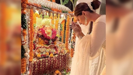 Tara Sutaria, on day 3 of the festival of Ganesh Chaturthi seeked blessings from Lord Ganesh by joining her hands and bowing in front of an idol of Lord Ganesha. (Instagram/@tarasutaria)