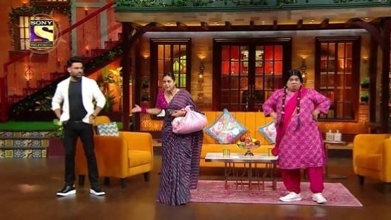 Kapil Sharma, Sumona Chakravarti and Kiku Sharda on The Kapil Sharma Show.