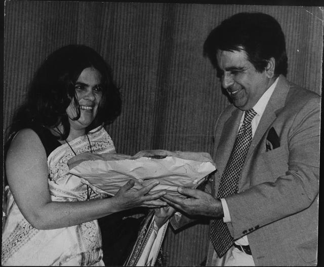 Legends both: Sai Paranjpye receiving an award from Dilip Kumar on 15 March 1987. (HT Photo) Legends both: Sai Paranjpye receiving an award from Dilip Kumar on 15 March 1987. (HT Photo)