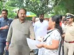 A woman Congress worker and BJP MLA Aravind Limbavali engage in a war of words over land encroachment. A woman Congress worker and BJP MLA Aravind Limbavali engage in a war of words over land encroachment.