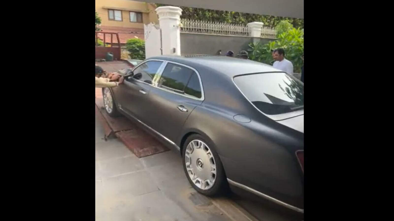 Auto de lujo Bentley Mulsanne robado en Londres recuperado en Karachi: Informe |  Noticias del mundo