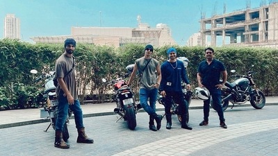 Shahid Kapoor, Ishaan Khatter and Kunal Kemmu pose for a photo. Shahid Kapoor, Ishaan Khatter and Kunal Kemmu pose for a photo.