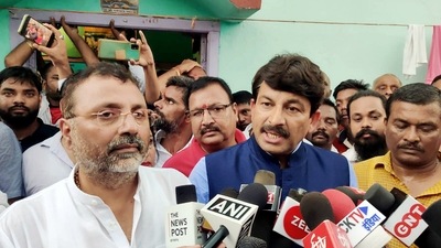 BJP leaders Manoj Tiwari and Nishikant Dubey have been accused of trespassing at Deoghar airport on August 31. BJP leaders Manoj Tiwari and Nishikant Dubey have been accused of trespassing at Deoghar airport on August 31. 