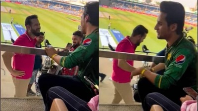 Irfan Pathan with 'Maaro Mujhe Maaro' guy Irfan Pathan with 'Maaro Mujhe Maaro' guy