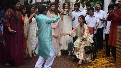 Shilpa Shetty who injured her leg a few days ago could not stop herself from shaking a leg along with her family and friends. (HT Photo/Varinder Chawla) Shilpa Shetty who injured her leg a few days ago could not stop herself from shaking a leg along with her family and friends. (HT Photo/Varinder Chawla)