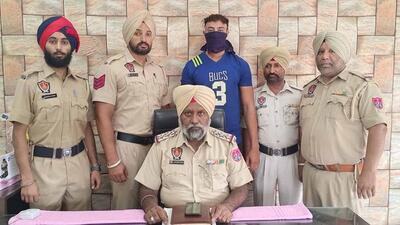 The murder accused in the custody of Jodhan police in Ludhiana on Saturday. He strangled a parlour owner to death for rejecting his marriage proposal. (HT Photo)