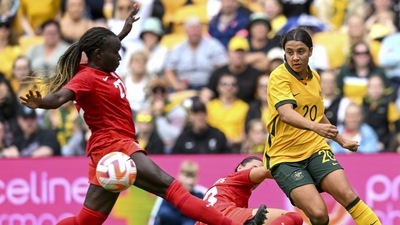 Sam Kerr, right, of Australia, is tackled by Sura Yekka, left, and Bianca St. Georges of Canada during the women's soccer friendly between Australia and Canada at Suncorp Stadium in Brisbane, Australia, Saturday, Sept. 3, 2022. (AP) Sam Kerr, right, of Australia, is tackled by Sura Yekka, left, and Bianca St. Georges of Canada during the women's soccer friendly between Australia and Canada at Suncorp Stadium in Brisbane, Australia, Saturday, Sept. 3, 2022. (AP)
