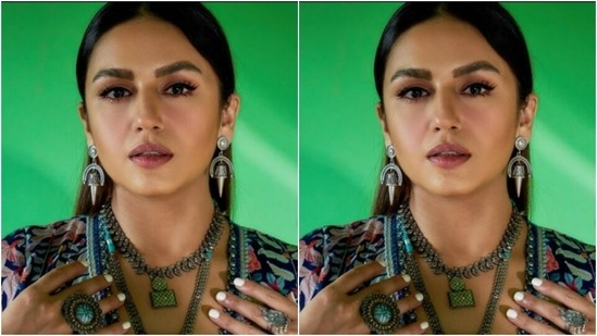 हुमा ने फैशन डिजाइनर जोड़ी ऋषि और विभूति के लिए संगीत की भूमिका निभाई और डिजाइनरों की अलमारियों से एक बहुरंगी पहनावा चुना। (Instagram/@iamhumaq)