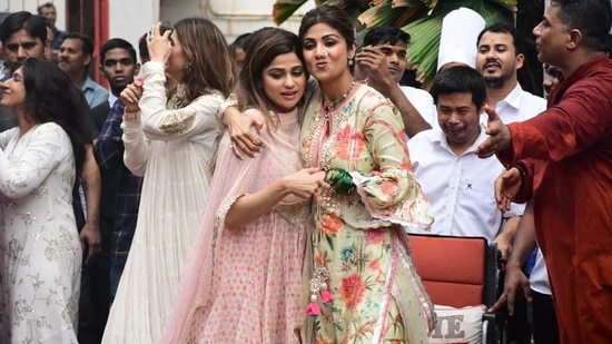 In few of the pictures, Shilpa Shetty was seen dancing with her sister Shamita Shetty despite her leg injury.(HT Photo/Varinder Chawla)