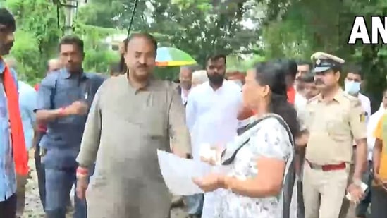 A woman Congress worker and BJP MLA Aravind Limbavali engage in a war of words over land encroachment.(ANI)