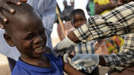 The government has launched a mass vaccination campaign to contain a deadly measles outbreak but faces stiff resistance.(AFP/Getty Images/M Medina)