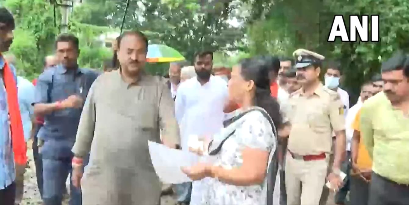 A woman Congress worker and BJP MLA Aravind Limbavali engage in a war of words over land encroachment. (ANI) A woman Congress worker and BJP MLA Aravind Limbavali engage in a war of words over land encroachment. (ANI)