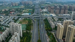 To zdjęcie lotnicze zrobione 1 września 2022 r. pokazuje prawie puste drogi w Chengdu pośród ograniczeń związanych z wybuchem koronawirusa Covid-19.