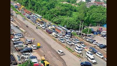Traffic snarls witnessed at Singhpura Chowk in Zirakpur amid flying construction. (HT Photo) Traffic snarls witnessed at Singhpura Chowk in Zirakpur amid flying construction. (HT Photo)