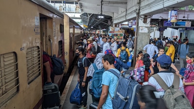 Passengers rush at Pune railway station on Sunday. (Shankar Narayan/HT PHOTO) Passengers rush at Pune railway station on Sunday. (Shankar Narayan/HT PHOTO)