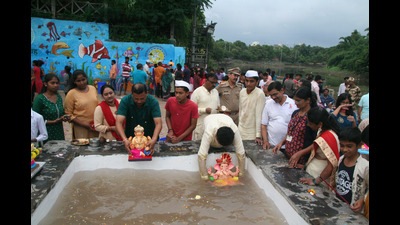 Residents immerse Ganesh idols at a water tank in Chinchwad on Sunday (HT PHOTO)