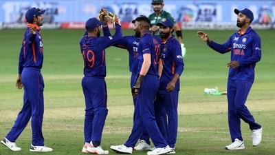 Hardik Pandya celebrates with teammates after taking the wicket of Iftikhar Ahmed, caught by Dinesh Karthik (REUTERS)