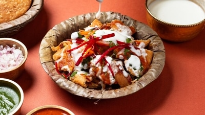 World Samosa Day 2022 special recipe: Celebrate by whipping up a delicious snack of Chole Samosa Chaat that serves 6 (Chef Vinod Rana ) World Samosa Day 2022 special recipe: Celebrate by whipping up a delicious snack of Chole Samosa Chaat that serves 6 (Chef Vinod Rana )